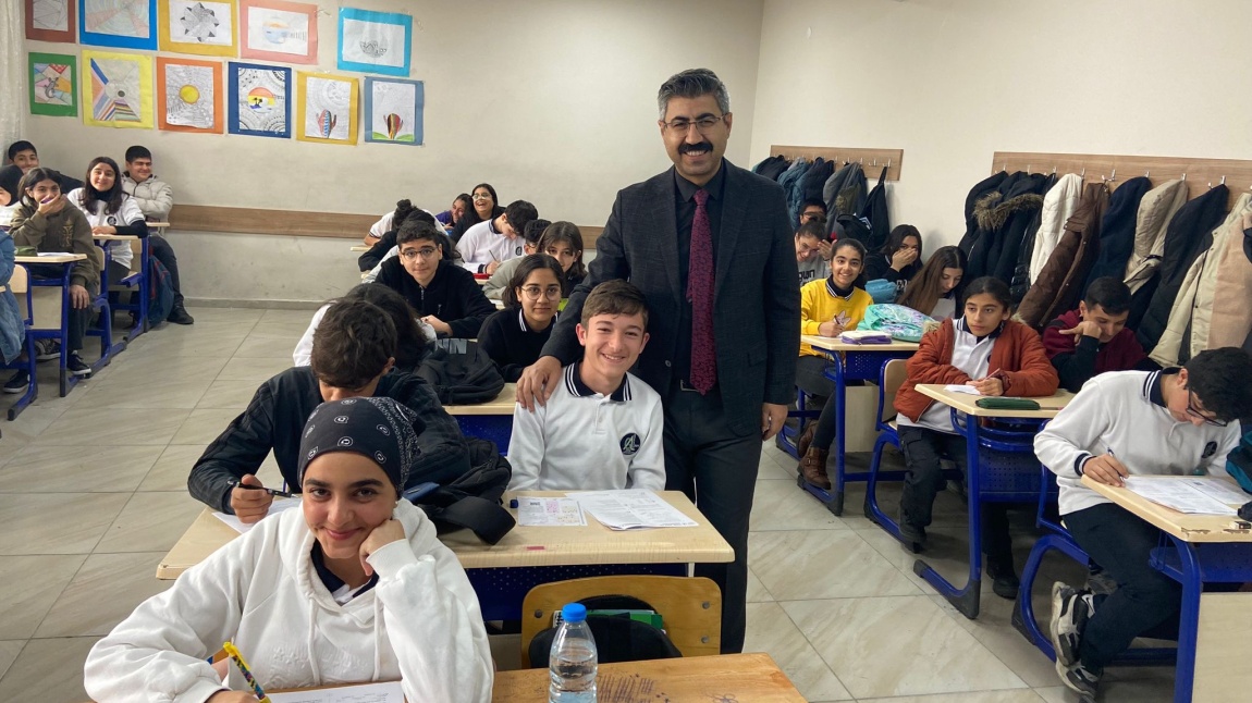 İlçe Milli Eğitim Müdürümüz sayın Hüsamettin ATLI ortak sınavlar için okulumuzu ziyaret edip dersliklerde öğrenci ve öğretmenlerle sohbet etti.